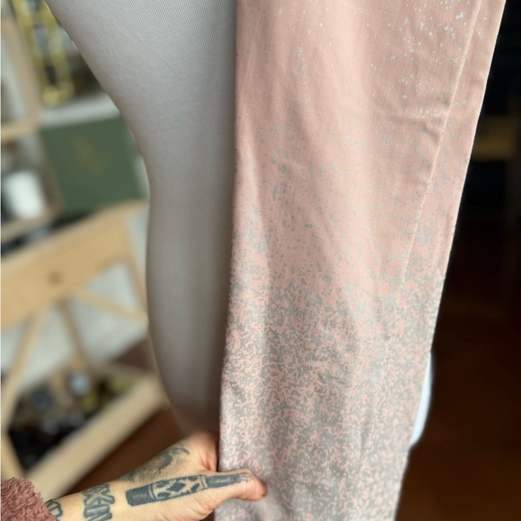 Beyond Yoga Light Ombré Shimmer Pink Leggings - XS - Picture 11 of 15